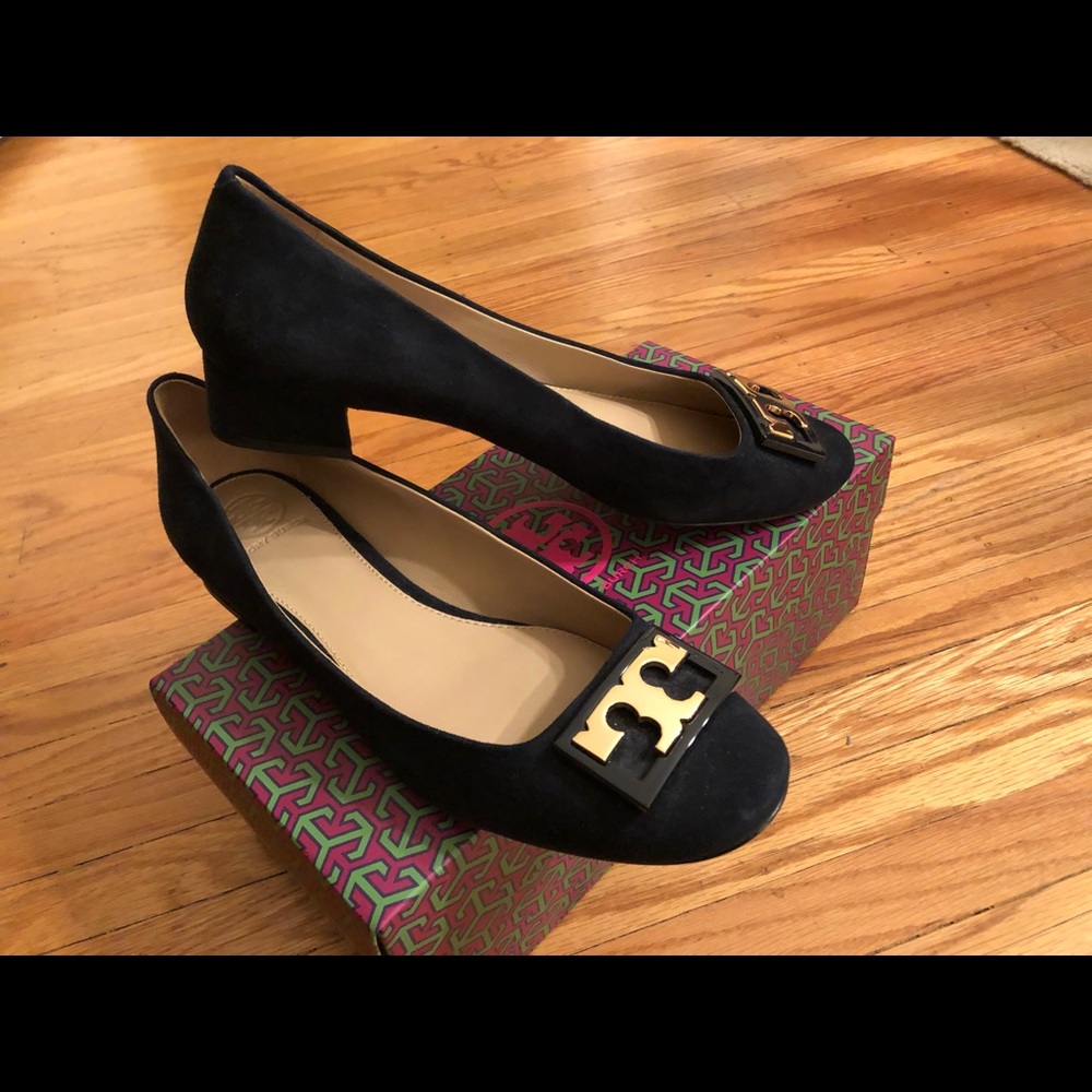 Tory Burch “Gigi” Navy Suede Pumps, size 8